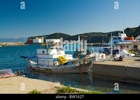 Angelboote/Fischerboote vertäut im neuen Hafen San Stefanos, Nord-West, Korfu, Ionische Inseln, Griechenland. Stockfoto