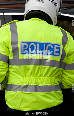 die Rückseite einer Polizei-Motorradfahrer-Jacke in Birmingham Stockfoto