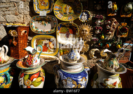 Italien, Toskana, Val d'Orcia, Bagno Vignoni, handwerkliche Souvenirs vor einem Geschäft Stockfoto