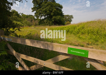 Ein Schild mit der Aufschrift Inhaber nur zulassen auf eine Landschaft Tor in Benacre, Suffolk, England, Großbritannien, Uk Stockfoto