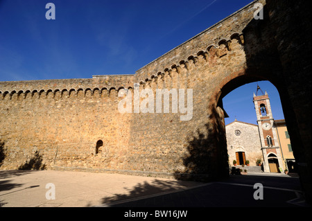 Italien, Toskana, San Quirico d'Orcia, Stadtmauern, Porta Nuova, mittelalterliches Tor Stockfoto