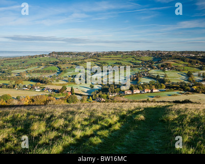 Blick Richtung Norden über Shaftesbury aus Melbury Beacon an einem Herbstmorgen. Cranborne Chase ANOB Dorset UK Stockfoto