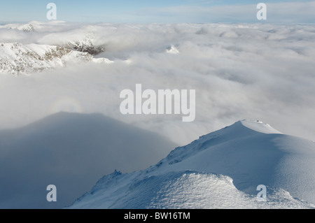 Der Blick Richtung Norden vom Snowdons Gipfel im Winter. Stockfoto