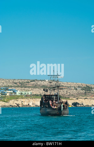 Versenden Sie die Black Pearl aus Film Fluch der Karibik im Hafen von Agia Napa, Zypern. Mittelmeer, Zypern, Europa Stockfoto