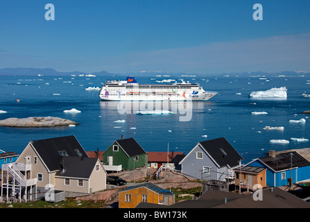 Kreuzfahrtschiff in der Bucht vor der Stadt Ilulissat / Jakobshavn, Disko-Bucht, Grönland Stockfoto