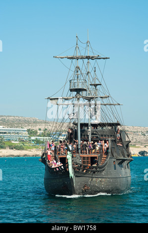 Versenden Sie die Black Pearl aus Film Fluch der Karibik im Hafen von Agia Napa, Zypern. Mittelmeer, Zypern, Europa Stockfoto