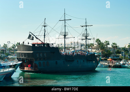 Versenden Sie die Black Pearl aus Film Fluch der Karibik im Hafen von Agia Napa, Zypern. Mittelmeer, Zypern, Europa Stockfoto