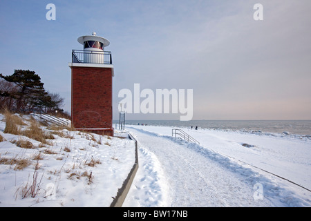 Der Leuchtturm Olhörn, im Schnee im Winter in Wyk Auf Föhr auf der Insel Föhr / Föhr, Nordfriesischen Inseln, Deutschland Stockfoto