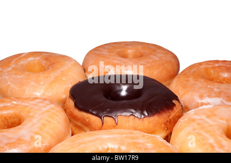 Eine Schokolade Donut in der Mitte des glasierte Donuts. Isoliert auf weißem Hintergrund. Stockfoto