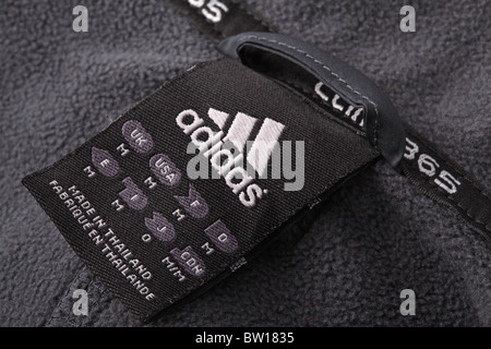 Adidas-Logo auf einem schwarzen Jacke-Etikett. Flachen DOF. Stockfoto