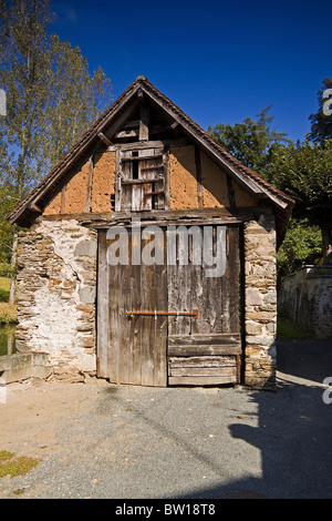 Garage am Fluss in Segúr le Château in der Region Limousin in Frankreich Stockfoto