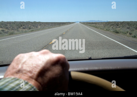 Fahrer die hand am Lenkrad eines Autos, Oregon, USA. Stockfoto