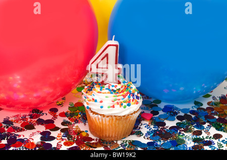 Feier mit Luftballons, Konfetti, Cupcake und Nummer 4 Kerze. Stockfoto