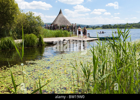 Die rekonstruierte Crannog am Llangorse See, SE Brecon (Aberhonddu), Powys, Wales Stockfoto