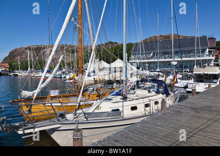 Segelboote am Dock in Grebbestads Marine an der schwedischen Westküste Stockfoto