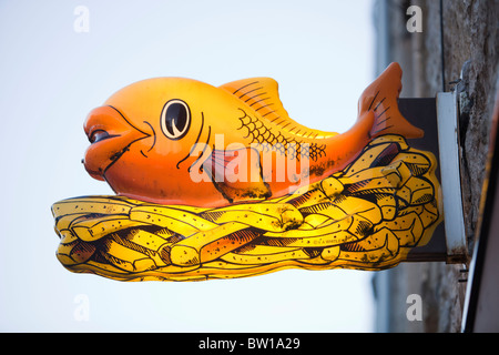 Ein Schild vor einem Clitheroe Fish &amp; Chips-Shop, Lancashire, UK Stockfoto