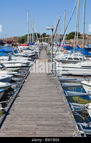 Langen Pier mit Boote vertäut im Hafen Stockfoto