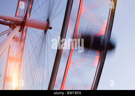 Das London Eye ist eine massive 135 m oder 443 Fuß hohen Riesenrad, das beliebteste kostenpflichtige Touristenattraktion im Vereinigten Königreich Stockfoto