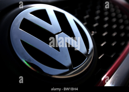 Volkswagen-Abzeichen oder Logo auf dem vorderen Grill eines VW Golf. Stockfoto