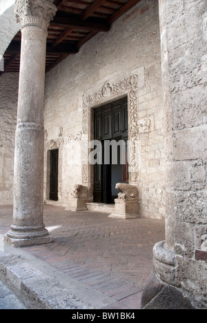Veranda des 8. Jh. Chiesa (Kirche) di Santa Maria Impensole, Narni, Umbrien Stockfoto