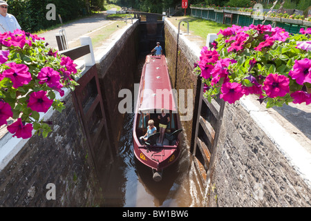 Eine schmale Boot verhandeln die Brynich-Sperre für die Monmouthshire & Brecon Canal in Brecon (Aberhonddu), Powys, Wales Stockfoto