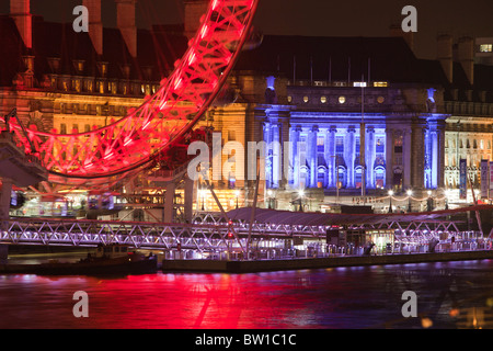 Das London Eye ist eine massive 135 m oder 443 Fuß hohen Riesenrad, das beliebteste kostenpflichtige Touristenattraktion im Vereinigten Königreich Stockfoto