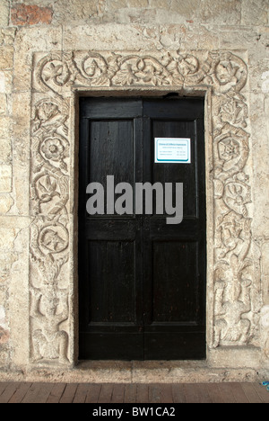 Geschnitzte Steinportal des 8. Jahrhunderts Chiesa (Kirche) di Santa Maria Impensole, Narni, Umbrien Stockfoto
