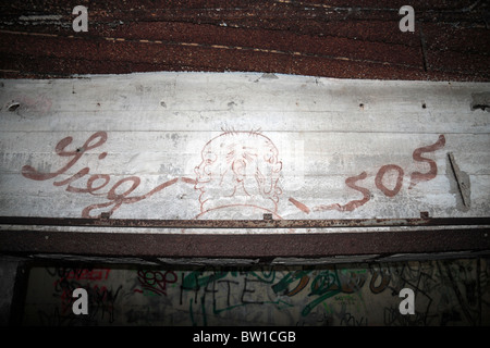 Ursprünglichen Graffiti in der Ruine eine massive Batterie Fensterflügel nr die Batterie Todt-Museum Audinghen, Frankreich. (Siehe Hinweise) Stockfoto