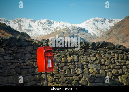 Ländliche Briefkasten in Cumbria, mit Schnee bedeckten Bergen Stockfoto