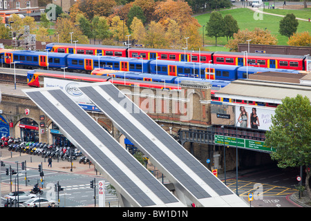 Vauxhall-Busbahnhof in London, UK, hat Sonnenkollektoren auf dem Dach ausgestattet, die ein Drittel des Energiebedarfs Stationen bieten. Stockfoto