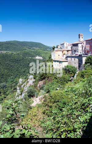 Ansicht der umbrischen Hügel Stadt Narni und Abbazia di San Cassiano im Hintergrund Stockfoto