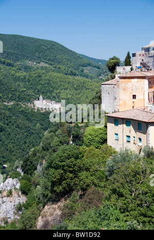 Ansicht der umbrischen Hügel Stadt Narni auf der rechten Seite und die Abbazia di San Cassiano im Hintergrund Stockfoto