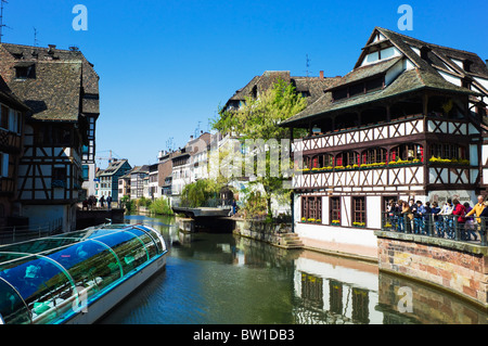 FACHWERK HAUS UND BATORAMA TOUR BOOT LA PETITE FRANCE BEZIRK STRAßBURG ELSASS FRANKREICH Stockfoto