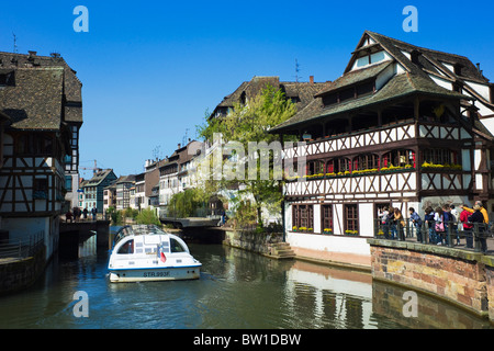 FACHWERKHÄUSERN UND BATORAMA TOUR BOOT VIERTEL LA PETITE FRANCE-STRAßBURG ELSASS FRANKREICH Stockfoto