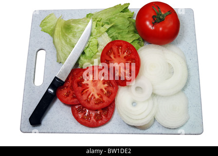 Tomaten, Salat, Zwiebeln und Messer auf Schneidebrett. Isoliert auf weißem Hintergrund mit Beschneidungspfad. Stockfoto