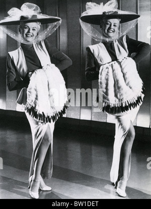DIE DOLLY SISTERS 1945 TCF-Film mit Betty Grable auf der rechten Seite und June Haver Stockfoto