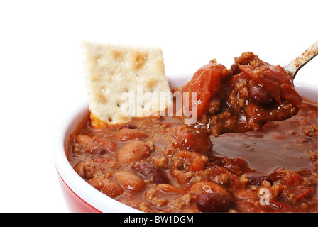 Schüssel mit hot Chili mit Bohnen und Cracker. Isoliert auf weißem Hintergrund mit Beschneidungspfad. Stockfoto