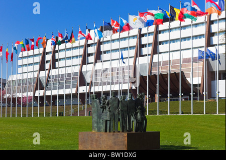 Menschenrechte-Denkmal vor dem Europarat Gebäude, Palais de l ' Europe, Straßburg, Elsass, Frankreich Stockfoto