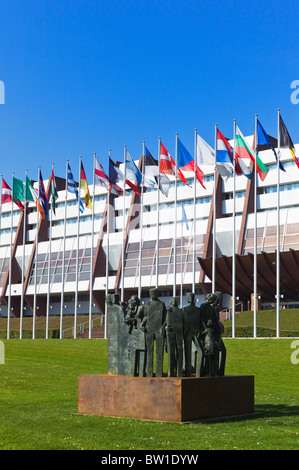 Menschenrechte-Denkmal vor dem Europarat Gebäude, Palais de l ' Europe, Straßburg, Elsass, Frankreich Stockfoto