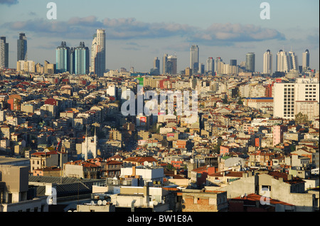 ISTANBUL, TÜRKEI. Ein Abend Blick auf Beyoglu gegenüber Geschäfts- und Finanzviertel von Sisli und Levent. 2010. Stockfoto