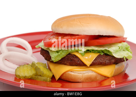 Cheeseburger mit Gurken und Zwiebeln auf rotem Schild. Isoliert auf weißem Hintergrund. Stockfoto
