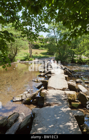 Die prähistorische Klappbrücke über den Fluss Barle bei Tarr Steps, Exmoor, Somerset UK Stockfoto