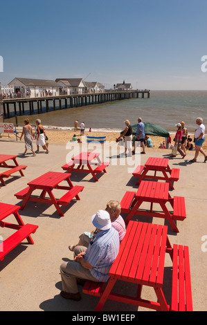 Menschen entspannen am Meer in der Nähe der Anlegestelle in Southwold, Suffolk, England, Großbritannien, Uk Stockfoto