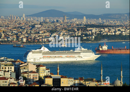 ISTANBUL, TÜRKEI. Blick auf den Bosporus Meerenge von Beyoglu, mit der Kreuzfahrt Schiff MSC Opera Überschrift für das Marmarameer. 2010 Stockfoto