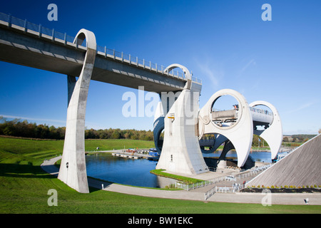 Das Falkirk Wheel in Falkirk in Schottland, Vereinigtes Königreich. Es ist eine einzigartige drehende Schiffshebewerk verbindet den Forth und Clyde Kanäle Stockfoto