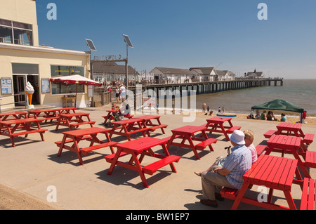 Menschen entspannen am Meer in der Nähe der Anlegestelle in Southwold, Suffolk, England, Großbritannien, Uk Stockfoto