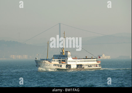 ISTANBUL, TÜRKEI. Überschrift für das Terminal in Eminönü, mit der Nebel gehüllten erste Bosporus-Brücke hinter Bosporus Fähre. Stockfoto