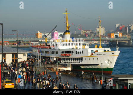 ISTANBUL, TÜRKEI. Am frühen Morgen Pendler Aussteigen aus einem Bosporus Fähre am Terminal Eminonu. 2010. Stockfoto