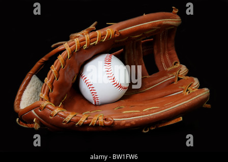 Baseball Handschuh auf schwarzem Hintergrund isoliert. Stockfoto