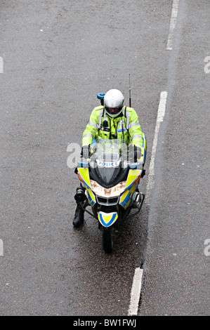 ein Polizei-Motorrad schließen eine Straße um einen Marsch nach Birmingham Stadtzentrum passieren zu ermöglichen Stockfoto